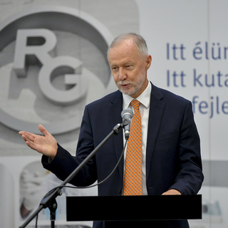 Richter-vezérigazgató: példátlan az extra adóterhelés