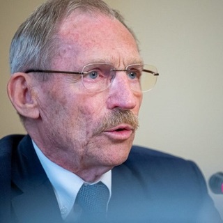 Feljelentik a momentumost, aki szerint a tűzoltók azért nem szirénáztak, mert zavarta Pintér Sándort