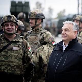 Orbán átírta honvédelmi minisztere feladatát