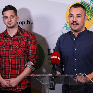 Meleg politikusok sajttal kezükben az akkugyár előtt