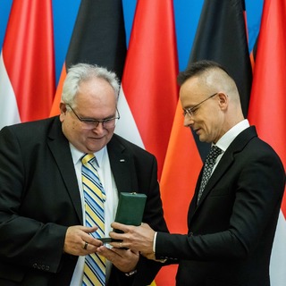 Lovagkereszttel tüntette ki Szijjártó az Audi igazgatóját