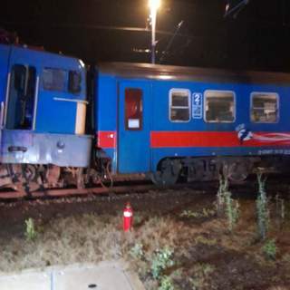 Összeütközött két vonat hajnalban a sápi állomáson, többen megsérültek