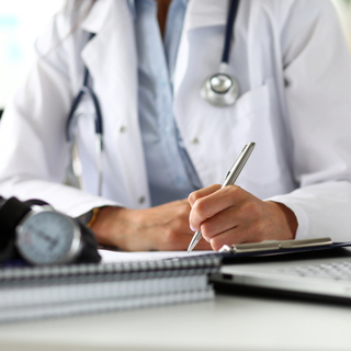 A kormány megszünteti a kötelező munkahelyi orvosi vizsgálatot