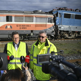 Súlyos, életveszélyes sérüléseket szenvedett a vétlen vonat vezetője