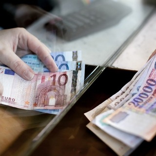 Gyengült a forint reggel