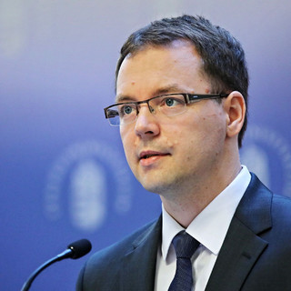 Izer Norbert: a kormány folytatja az adócsökkentést