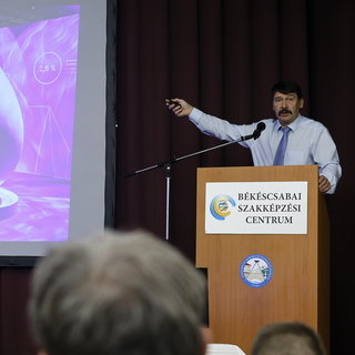 Áder János óriási üzletet lát Pusztaföldváron