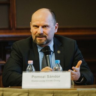 Novák Katalin meneszti Áder János legközelebbi testőrét