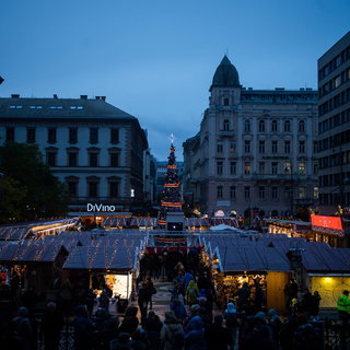 Horror árakkal nyitott a Vörösmarty téri karácsonyi vásár