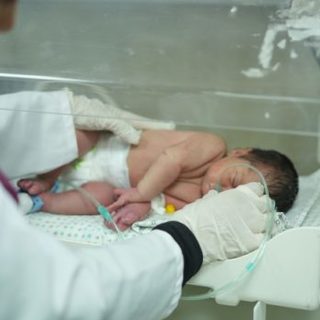 Evakuálták a koraszülötteket az es-Sifá Kórházból Gázában