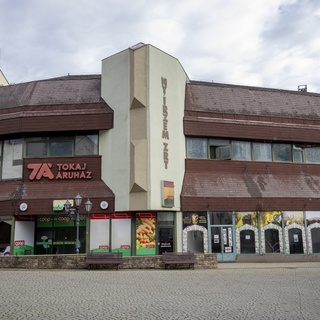 Megkezdődött a legendás magyarországi áruház bontása