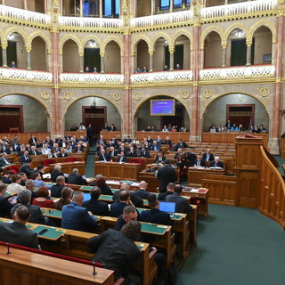 Módosítja az adótörvényeket az Országgyűlés, döntenek a vízdíjról is