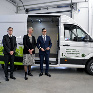 Újabb különleges teherautókat állít forgalomba a Posta - fotók