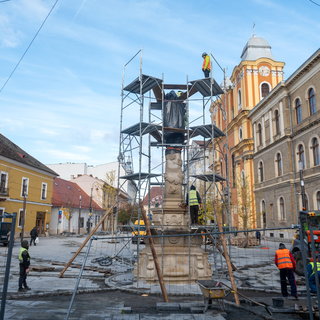 Visszahelyezték Kolozsvár belvárosába a barokk Mária-oszlopot - fotó