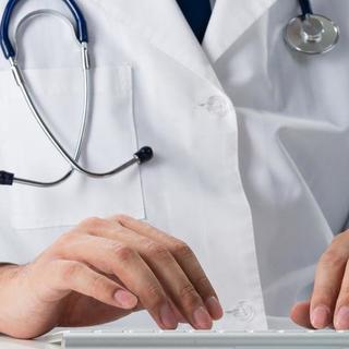 Pénzért adott "repülésre alkalmatlan" igazolás miatt indult eljárás egy orvos ellen