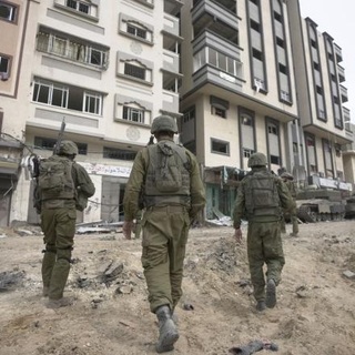 Péntek reggel hétkor kezdődik a gázai tűzszünet, délután 4-kor adják át az első túszokat