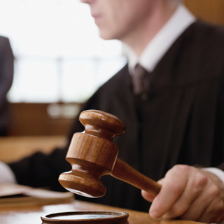 Tényleges életfogytiglanra ítélték az apját körfűrésszel bántalmazó férfit