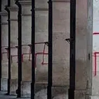 Horogkereszteket festettek a földre Párizsban, 13 embert előállítottak