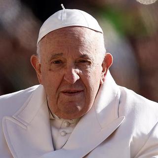 Vatikán: Ferenc pápa jobban van