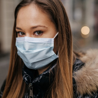 Hároméves késéssel, most kapták meg az iskolák a koronavírus elleni védőmaszkokat Galacon