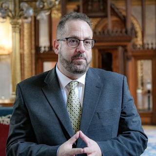 Három ember szakmainak álcázott, durván személyeskedő harcának az áldozata hazánk