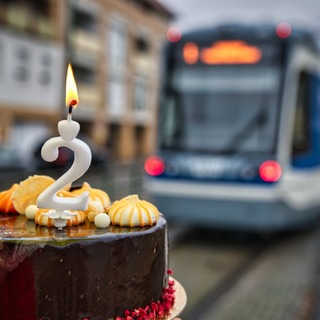 Tortát is kapott a MÁV-tól Lázár János születésnapos vasútvillamosa