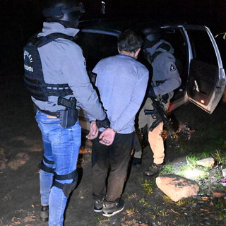 Buzogányt, szamurájkardot és hamis rendőrigazolvány-tokot találtak egy családnál Bagon