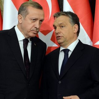 Erdogan és Orbán miatt maradt el a zászlófelvonás