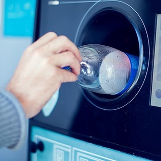 Április 1-jétől indulhat a kézi visszaváltási rendszer az önként csatlakozó kis üzletekben