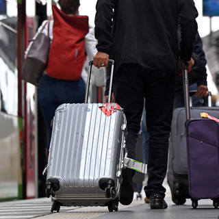 A magyar fiatalok fele külföldre tart a magasabb fizetés és a jobb munkakörülmények miatt