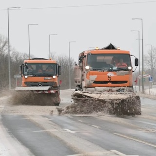A közútkezelő folyamatosan takarítja az utakat a nyugati országrészben