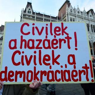 Hiába az uszítás, a magyarok szerint a civil szervezetek védik a demokráciát