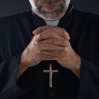 Papoktól csalt ki több millió forintot egy férfi, vádat emeltek ellene