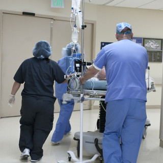 Előbb a büntetés-végrehajtásnak fizetnek a kórházak és csak a maradék jut az orvostechnikai beszállítóknak