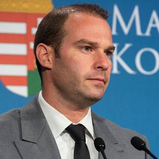 Országjárással súlyosbított, nemzetinek nevezett szemfényvesztés