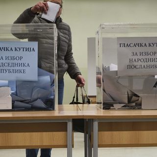 Szerbiai választások - nyugodt volt a voksolás, a pártelnökök jó eredményre számítanak