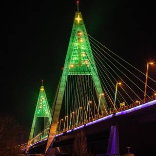 A színes díszfényeket is felkapcsolták a Megyeri hídon - fotók