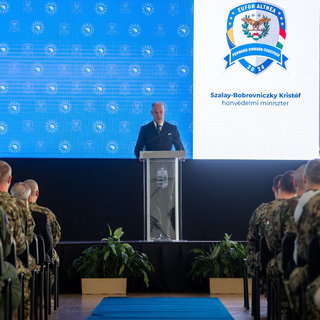 250 magyar katonát indított útnak Bosznia-Hercegovinába a honvédelmi miniszter