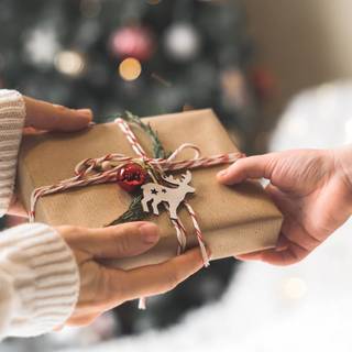 Az emberek fele keretein felül költ karácsonyi ajándékokra