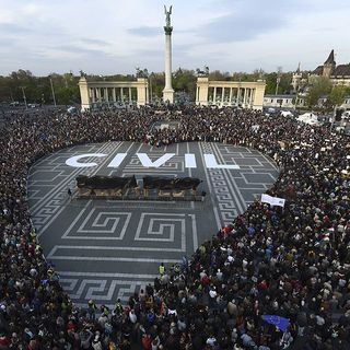 Ha Orbánék nem engednek, újabb milliárdoktól eshet el az ország