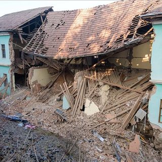 Büntetőjogi vizsgálat indult a halálos áldozatot is követelő székelyudvarhelyi falomlás ügyében