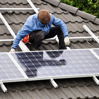 A kormány szó nélkül több ezerrel megvágta a lakossági napelemes pályázat nyerteseinek számát