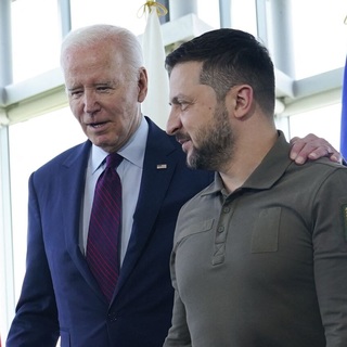 Összecsapnak a hullámok Biden feje fölött