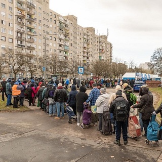 Ételosztás kígyózó sorokkal