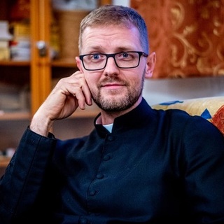 Hodász András, a saját kérésére felmentett pap felnéz Karsai Dánielre