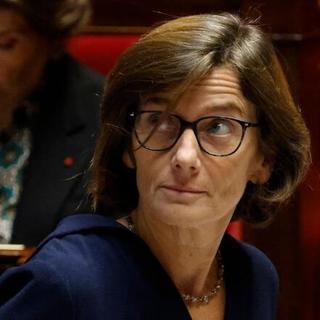 Miniszterként sem úszhatja meg a korábban kapott luxusajándékokat