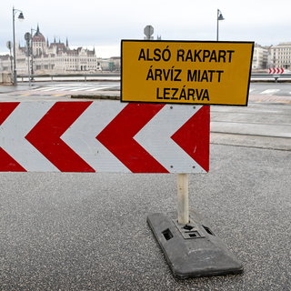 Megkezdték az alsó rakpartokon hagyott járművek elszállítását Budapesten