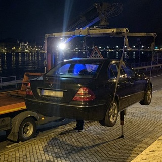 Biztonságos helyre szállították a rakpartról a tiltás ellenére is otthagyott járműveket