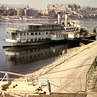 Újjáépült gőzhajó lesz a Lánchíd pesti hídfőjénél