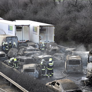 Még mindig nincs gyanúsítottja az M1-esen történt halálos tömegbalesetnek